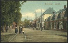 17088 Gezicht in de Dorpsstraat te De Bilt.N.B. In 1965 is de straatnaam van dit gedeelte van de Dorpsstraat gewijzigd ...